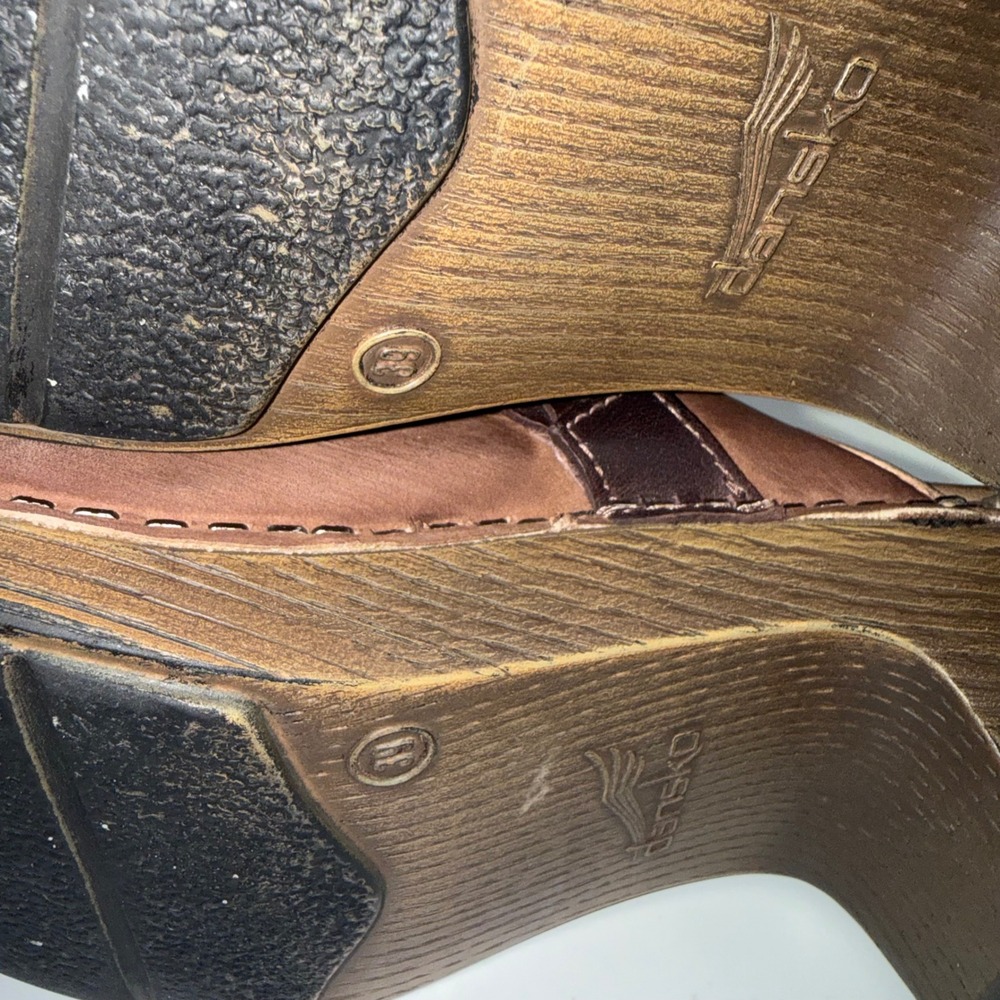 Dansko Brown Leather Braided Buckle Clogs‎ Mules Faux Wood Grain Heel Women's 39 - Picture 9 of 10